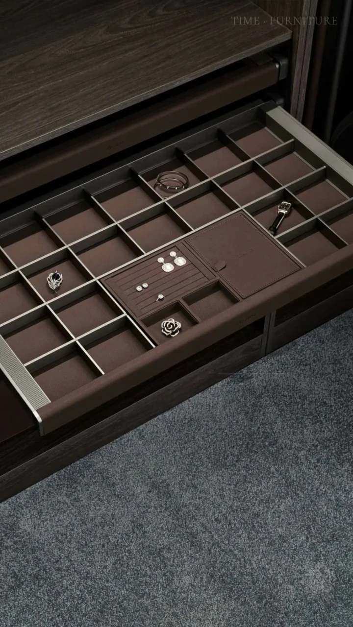 HIGOLD accessory organizer wardrobe accessory in motion